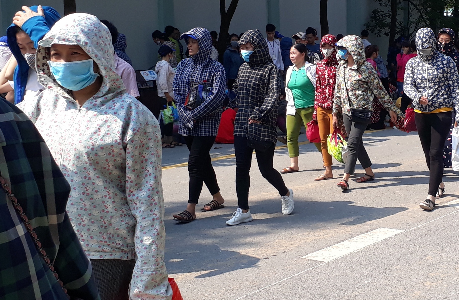 công nhân đi làm trở lại ảnh 2 cong nhan di lam tro lai anh 2