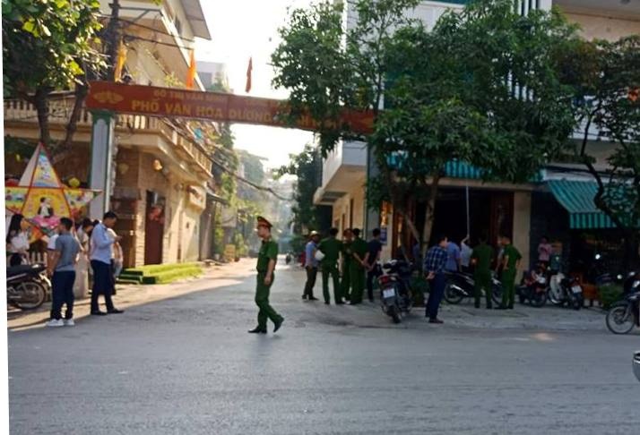 Nam canh sat tu vong gan nha rieng hinh anh