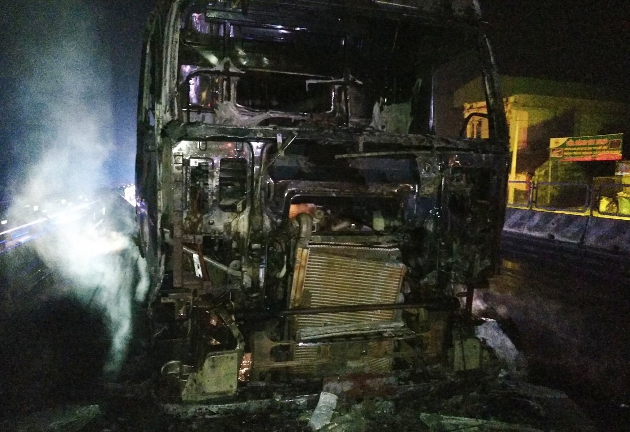 Xe container boc chay du doi khi dang luu thong hinh anh