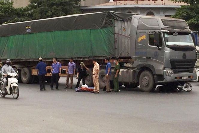 Hai nguoi dan ong tu vong duoi banh xe tai hinh anh