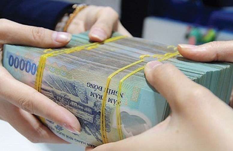 Nguoi dan ong bi lua mot ty khi di san co vat hinh anh