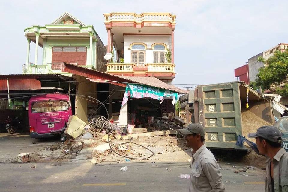 Tranh may gat lua, xe tai lao vao 3 nha dan ven quoc lo 10 hinh anh