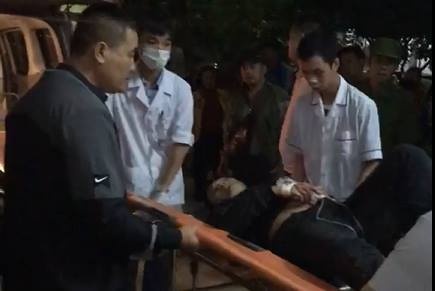 Dem no sung, hon chien tu ngoai pho vao benh vien cua 2 nhom con do hinh anh