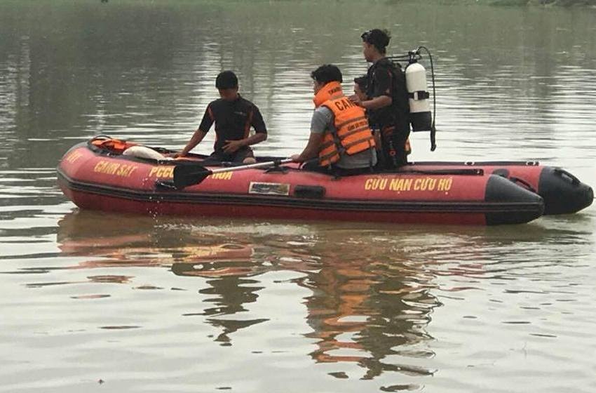 Nam thanh nien tuoi 18 nhay cau Ham Rong tu tu hinh anh