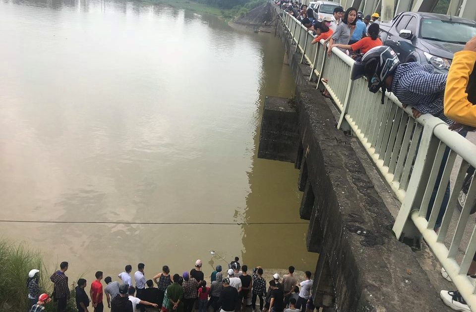 nam sinh nhay cau Ham Rong anh 1