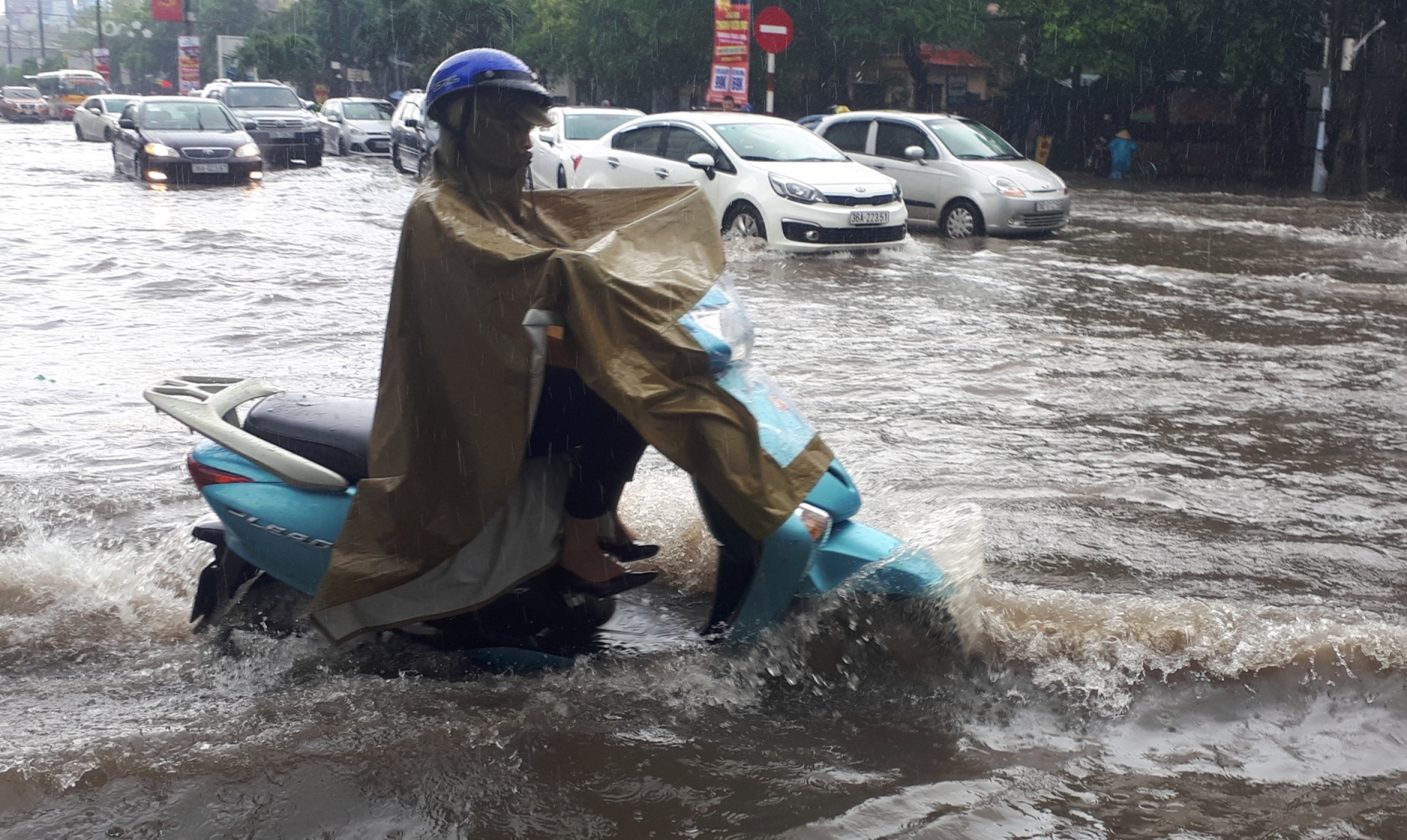 TP Thanh Hoa ngap sau, giao thong roi loan do mua lon hinh anh