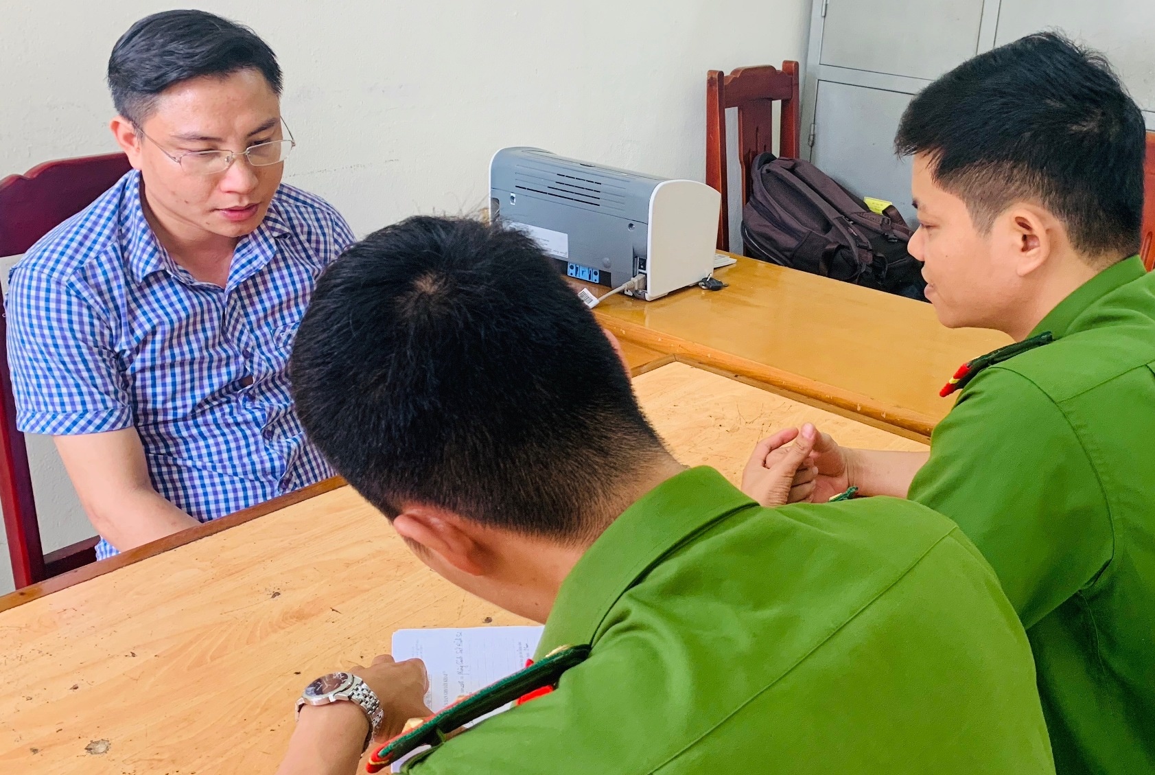 tu xung nha bao cuong doat tien anh 1