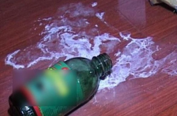 Be trai 4 tuoi bi me bo thuoc diet co vao sua uong da tu vong hinh anh