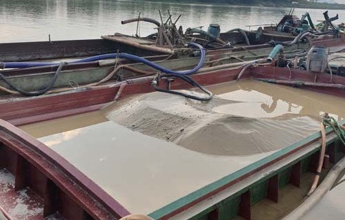 Tam giu 3 tau khai thac cat trai phep tren song Ma hinh anh