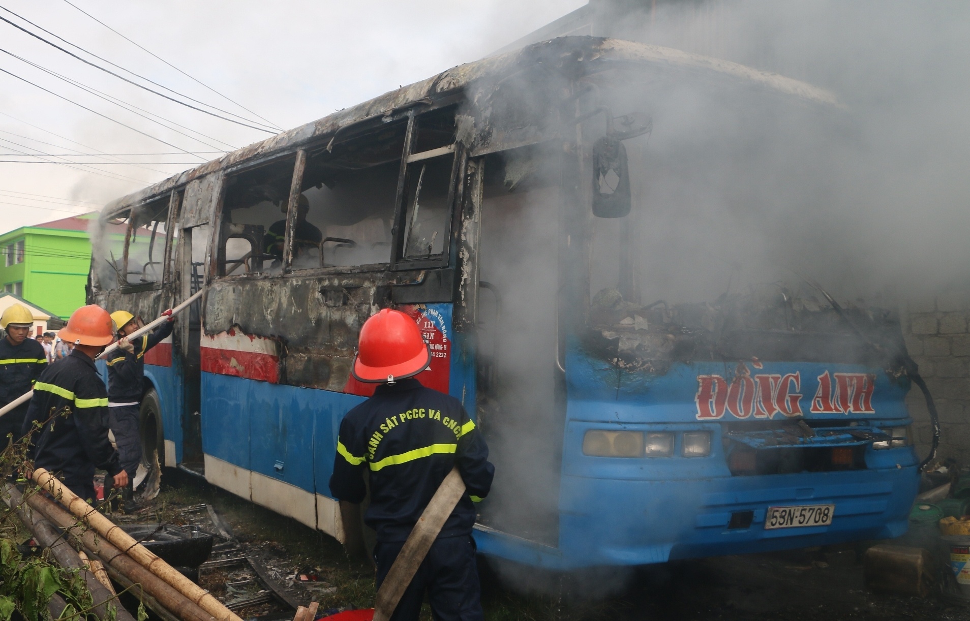 Xe khach boc chay du doi sau khi roi gara sua chua hinh anh