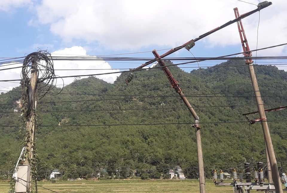 Xe tai tong gay tru duong day 35 kV, huyen Muong Lat mat dien hinh anh