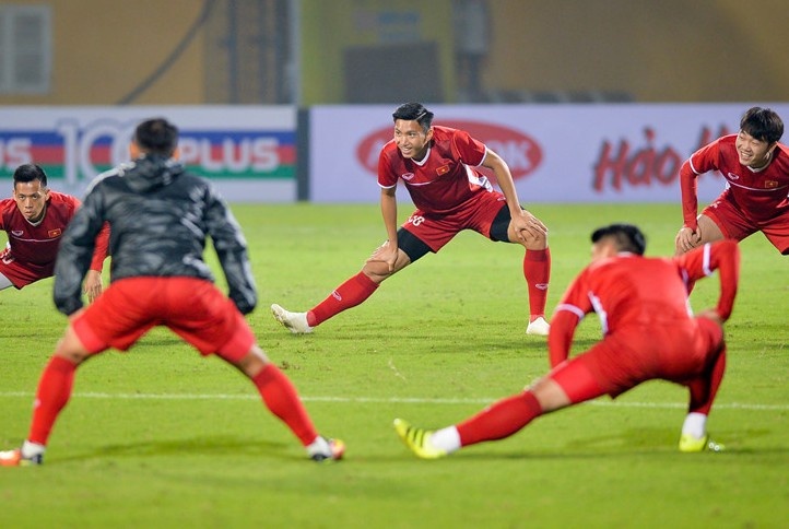 Gia dinh cau thu tin tuyen Viet Nam thang dam Campuchia hinh anh