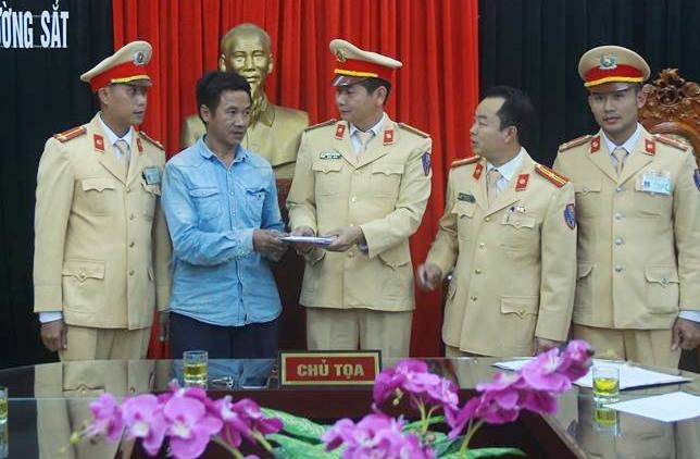 CSGT trả lại tiền ảnh 1 CSGT tra lai tien anh 1