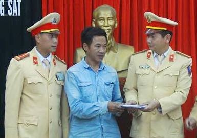 CSGT tra lai 30 trieu cho nguoi danh roi hinh anh