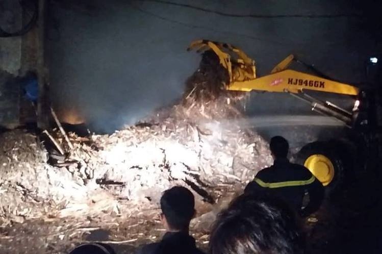 Xuong go gan cay xang chay du doi, dan thao chay trong dem hinh anh