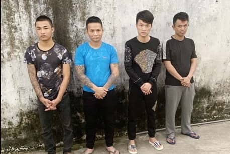 ep nhan vien karaoke tiep khach anh 1