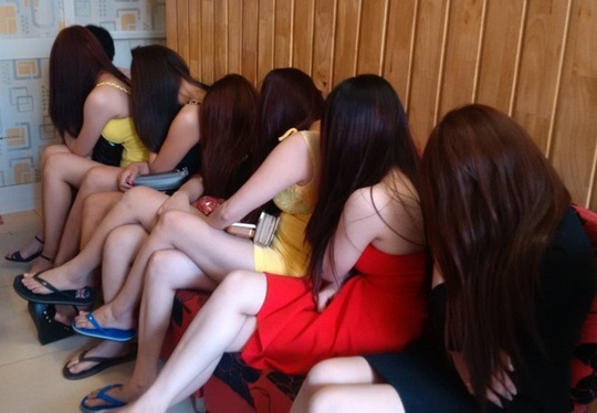 Nhom bao ke, nhot nhan vien karaoke vao nha nghi 'tiep khach' hinh anh