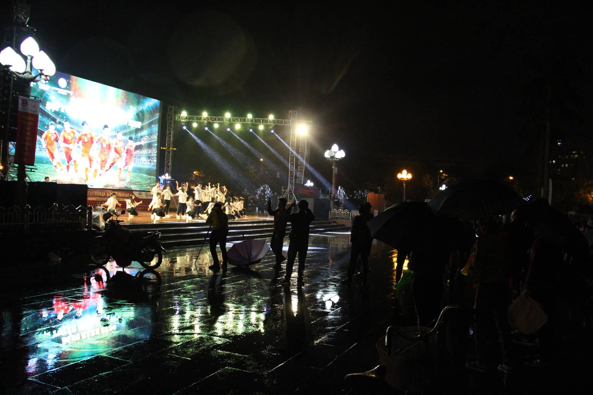 khong khi truoc chung ket anh 17