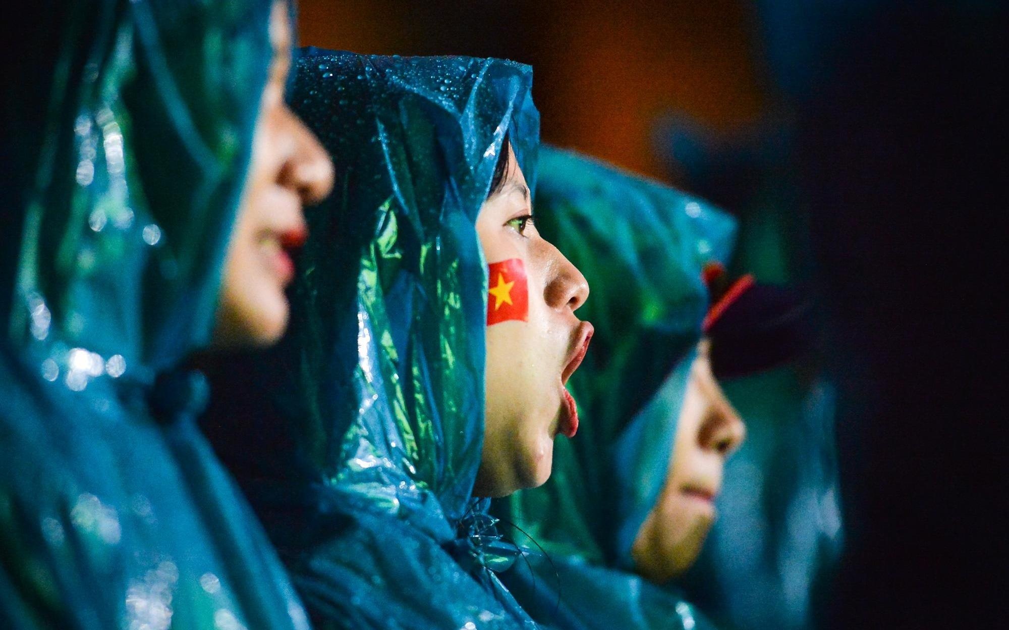 Cam xuc vui suong den tiec nuoi trong tran chung ket luot di AFF Cup hinh anh