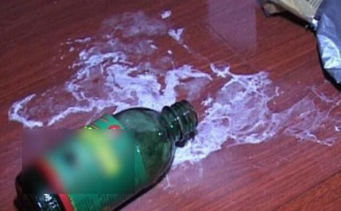 Nguoi phu nu uong thuoc diet co tu tu, nghi vo no tien ty hinh anh