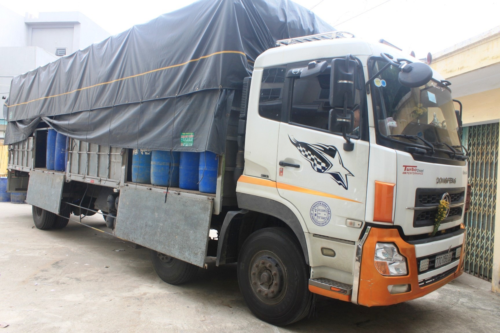 Chan xe tai cho hon 800 chai ruou nhap lau hinh anh