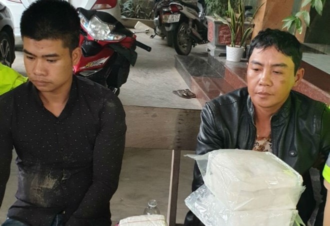 Dung oto van chuyen hon 17.000 vien ma tuy va 2 kg ma tuy da hinh anh