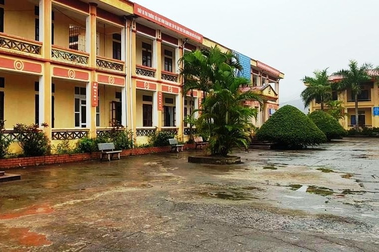 12 hoc sinh bi cho can trong san truong hinh anh