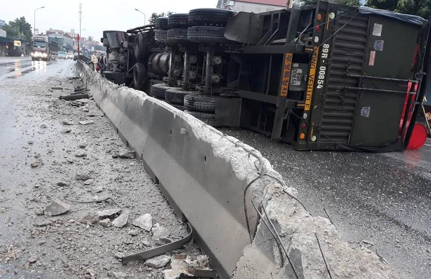 Tai xe ngu gat, xe dau keo 'cay nat' 20 m dai phan cach tren quoc lo 1 hinh anh