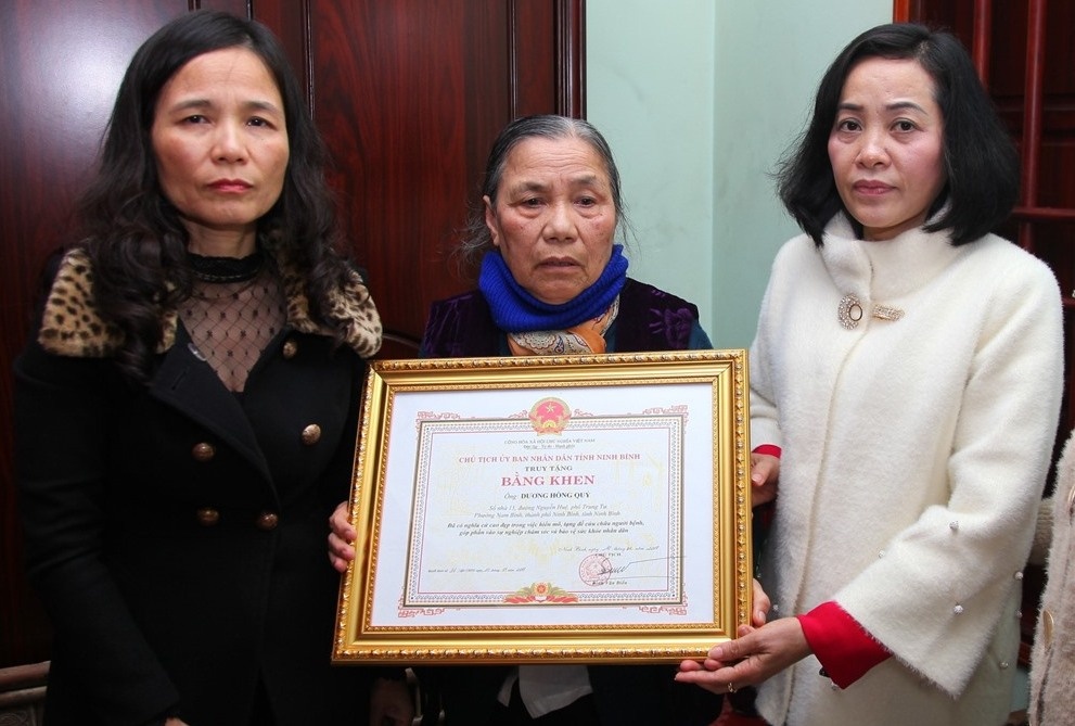 Bi thu Ninh Binh tham gia dinh nguoi dan ong hien mo, tang cuu 6 nguoi hinh anh