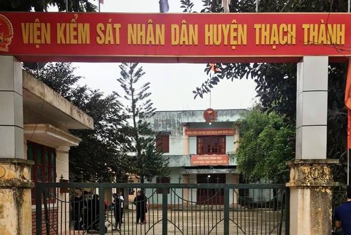 Mot vien pho kiem sat chet trong tu the treo co hinh anh