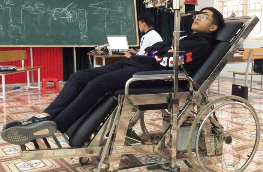 Hai nam sinh che giuong da nang cho nguoi mat kha nang van dong hinh anh