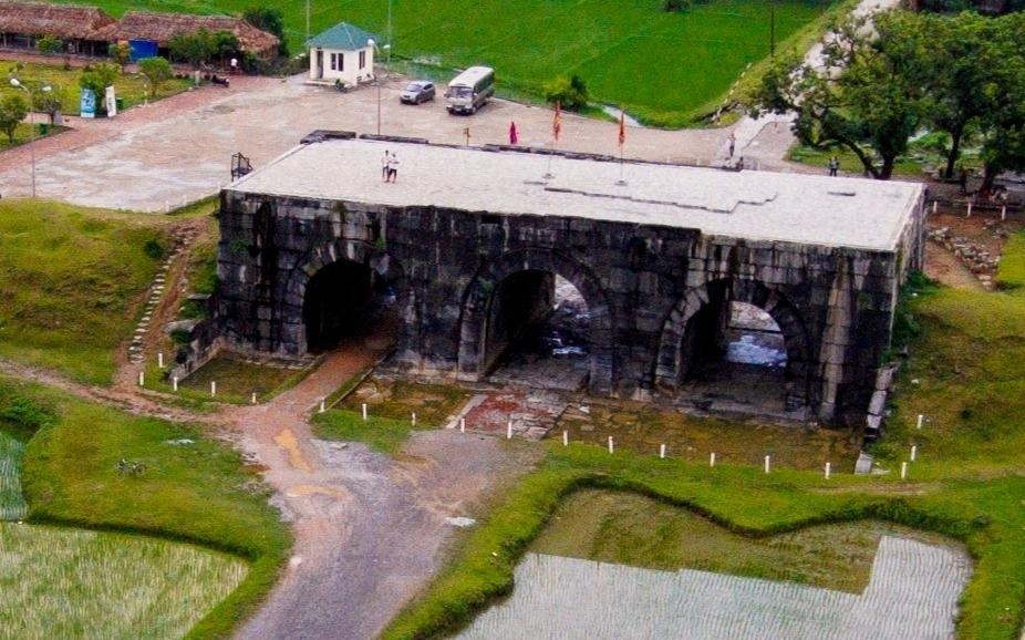 Cong truong khai thac da co xay thanh nha Ho hinh anh