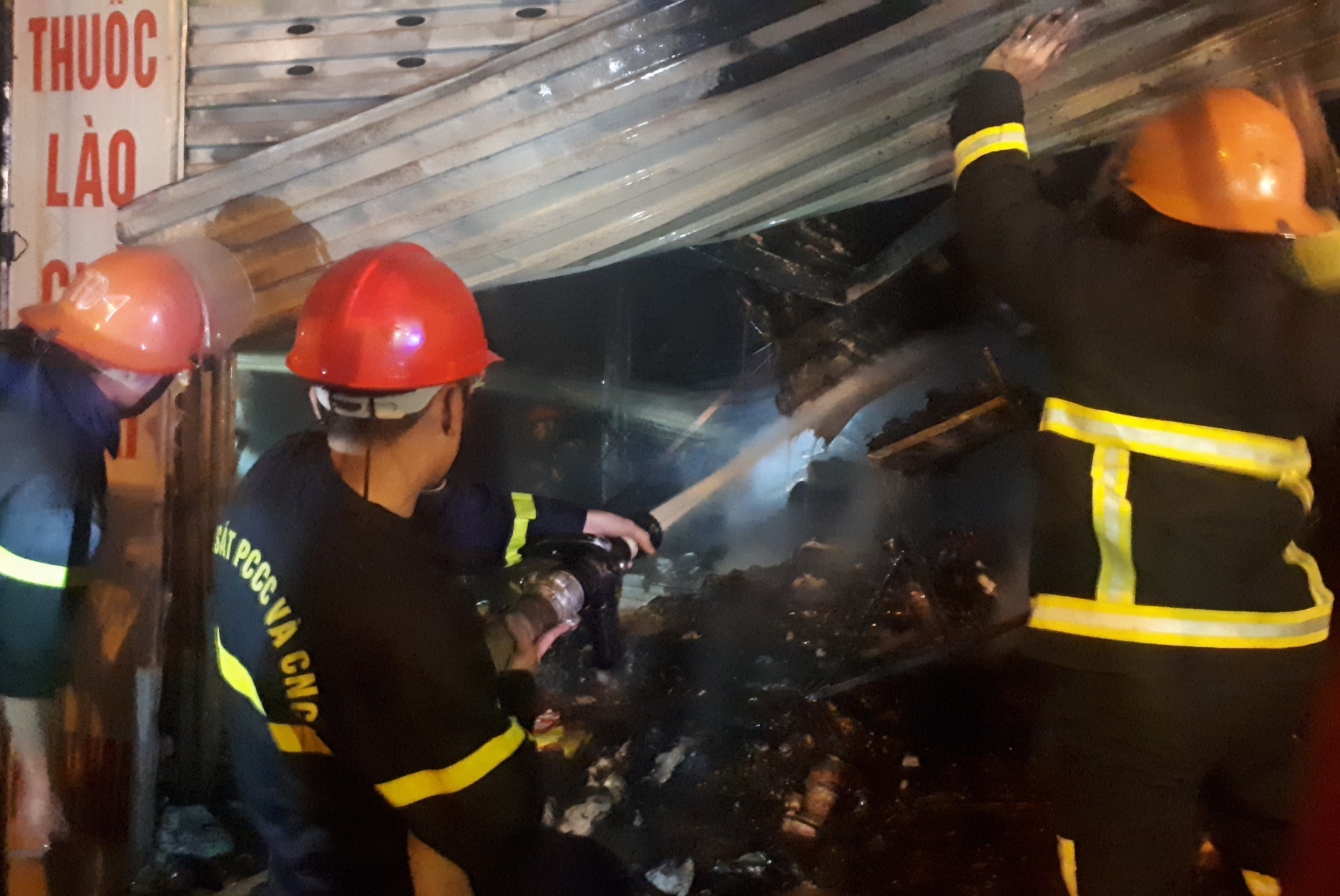 Cho dau moi lon nhat Thanh Hoa chay giua dem hinh anh