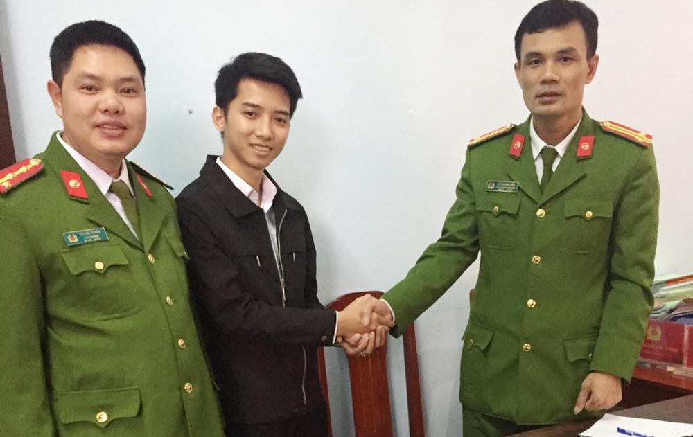 Cong an trao tra 42 trieu dong cho nguoi danh roi hinh anh