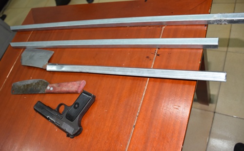 vut sung K54 khi thay canh sat anh 1