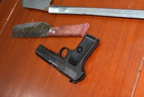 Hai thanh nien vut sung K54 bo chay khi thay canh sat co dong hinh anh