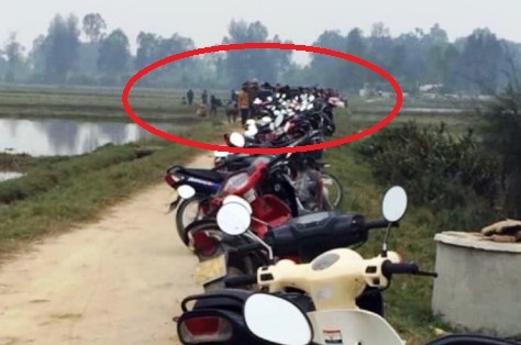 Nguoi dan ong chet bat thuong duoi muong nuoc hinh anh