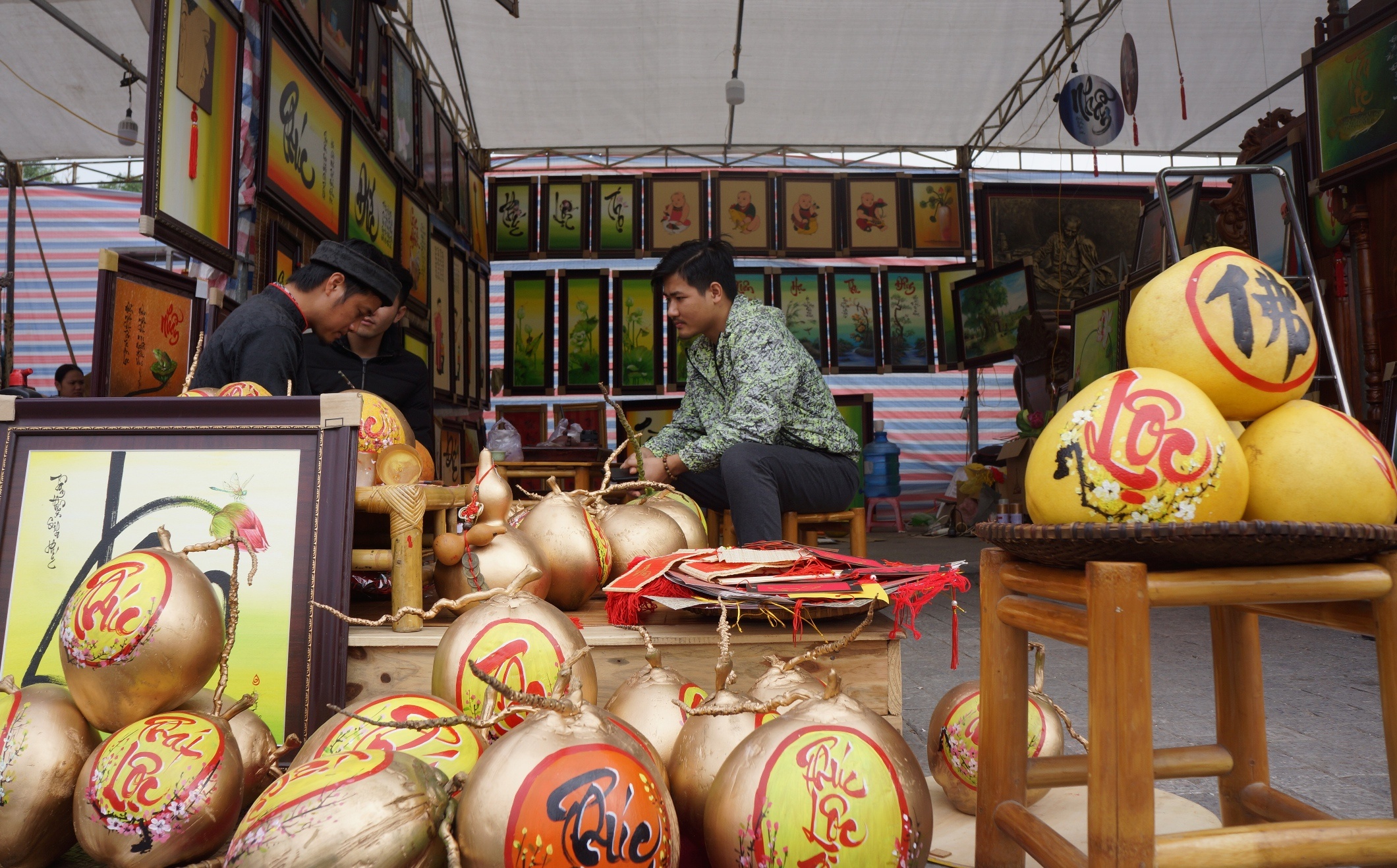 ong do viet chu tren trai cay anh 1