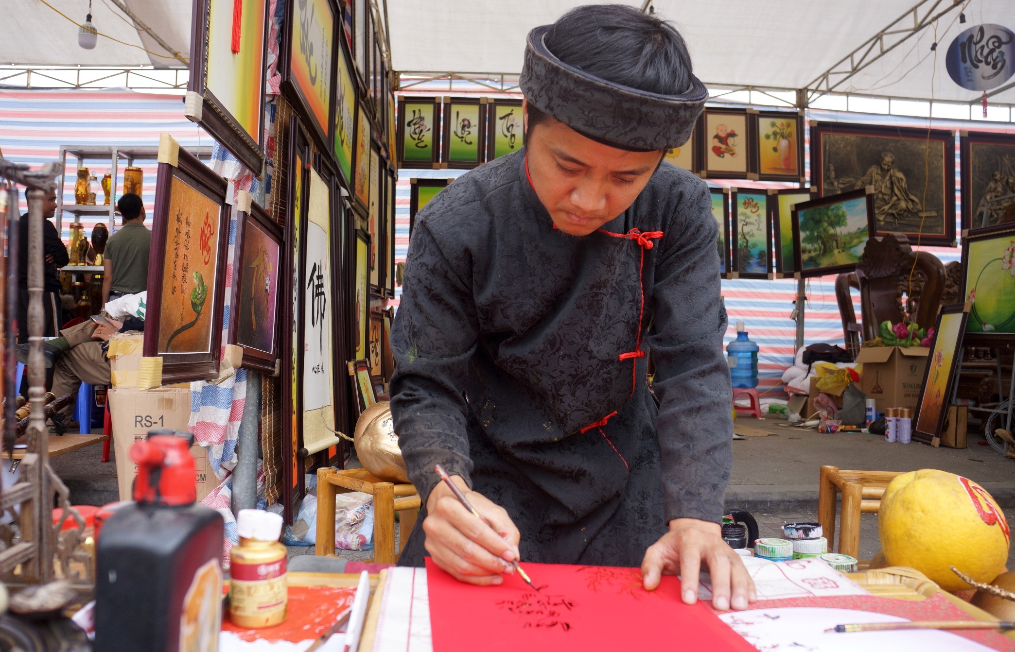 ong do viet chu tren trai cay anh 4