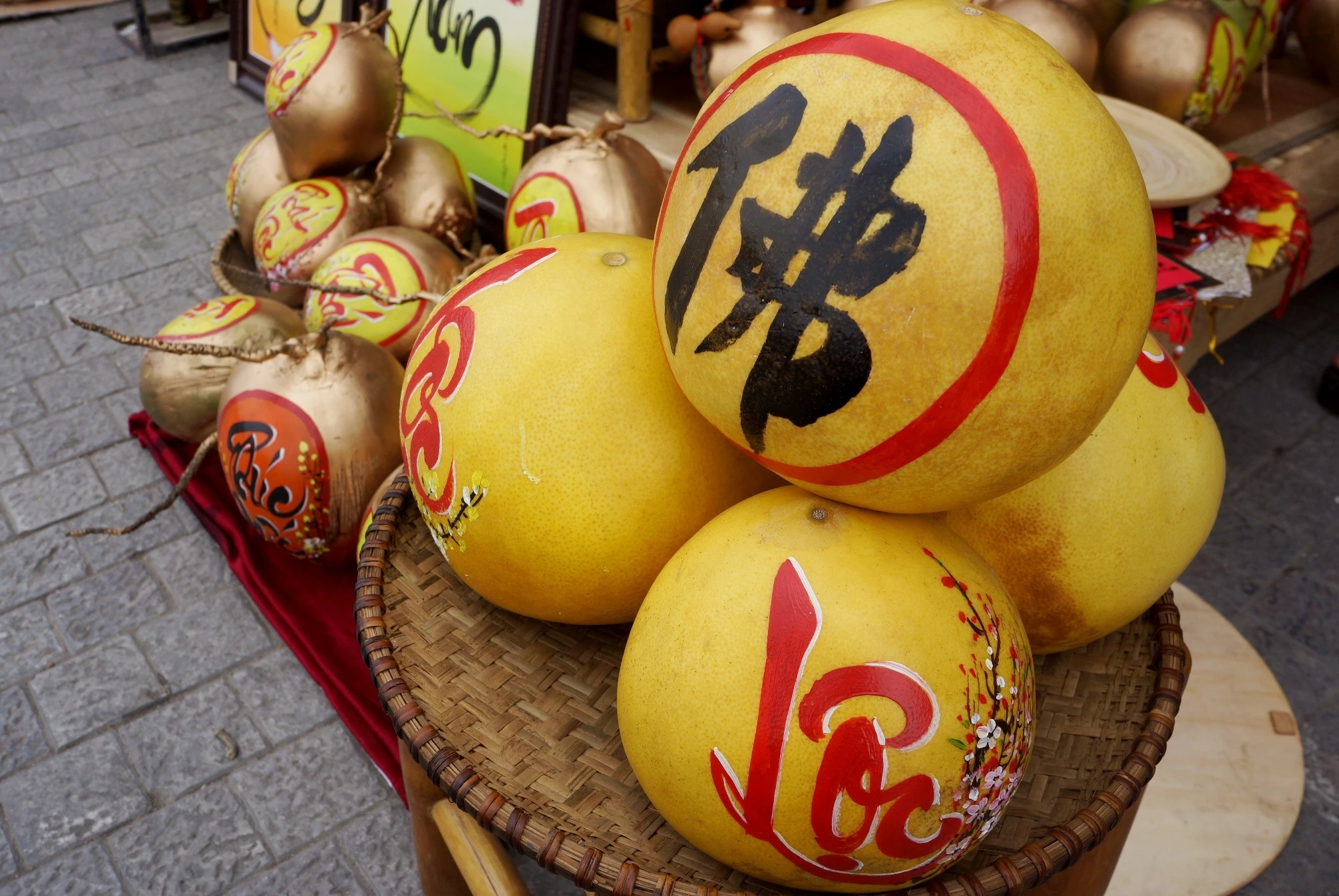 ong do viet chu tren trai cay anh 6