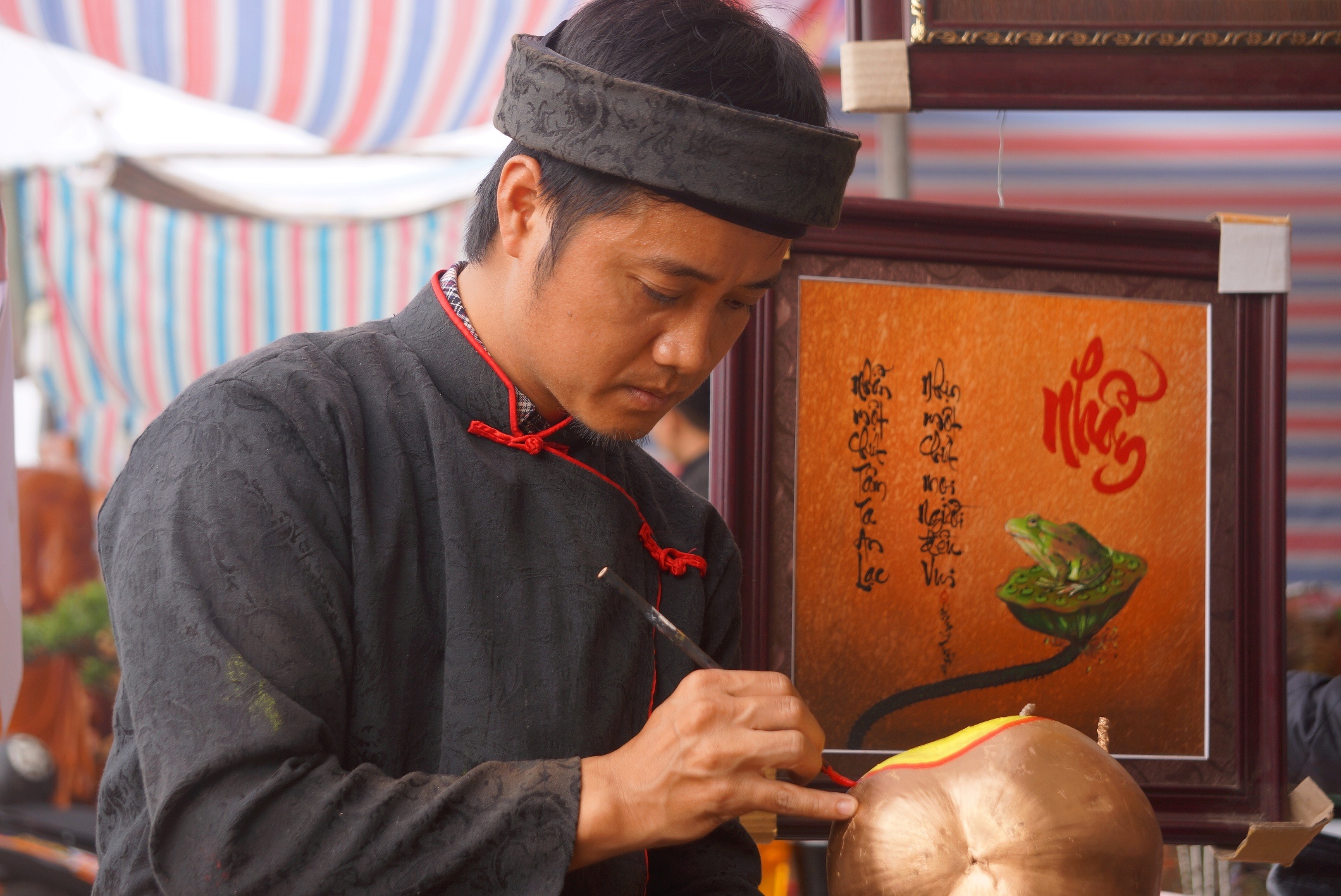 ong do viet chu tren trai cay anh 3