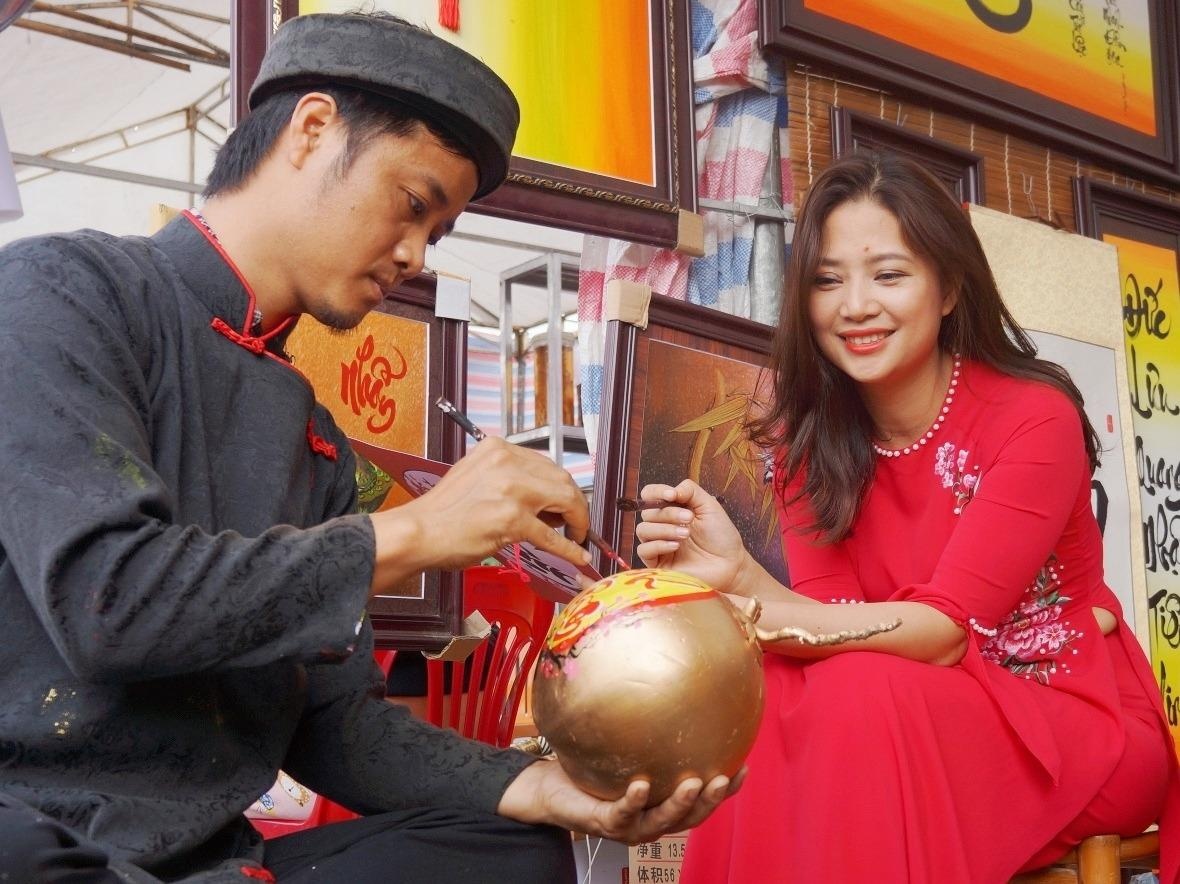 Ong do ve viet chu tren trai cay kiem tien trieu dip Tet hinh anh