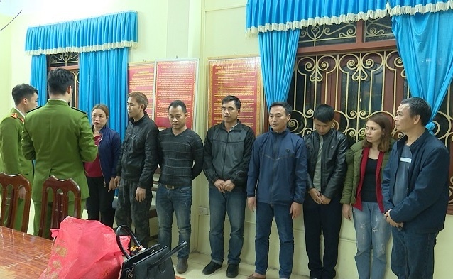 triệt phá sới bạc,  thu giữ súng ảnh 1 triet pha soi bac,  thu giu sung anh 1