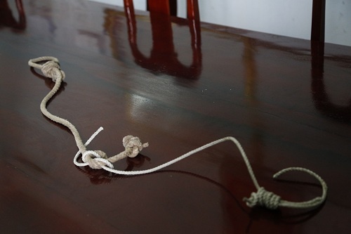 Nguoi dan ong bi siet co chet tai nha rieng hinh anh
