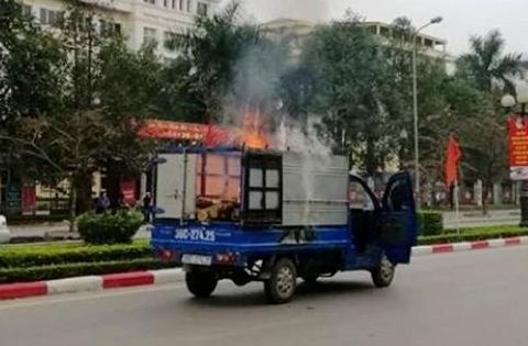 Vua chay xe vua nau banh chung, oto tai suyt bi thieu rui hinh anh