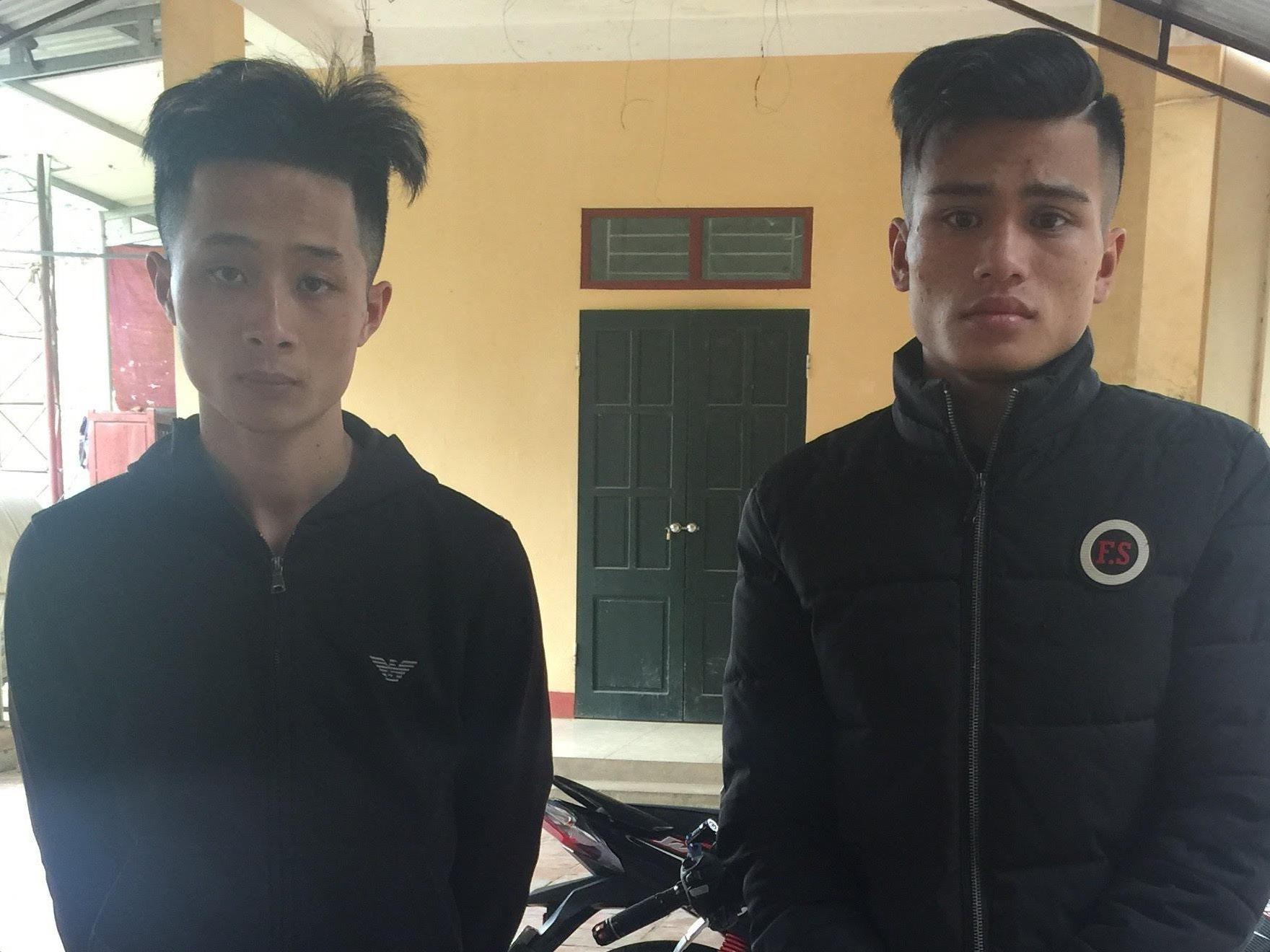 Hai thanh nien nem phao vao tru so cong an huyen hinh anh