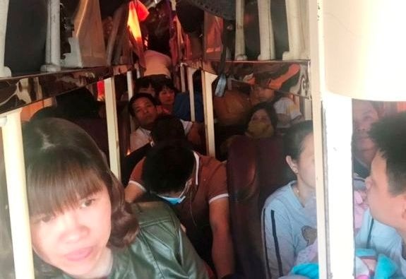 Oto 40 cho 'nhoi' 62 khach ngay Tet hinh anh