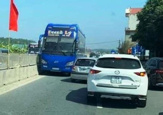 Tuoc bang lai tai xe xe khach chay nguoc chieu tren quoc lo 1 ngay Tet hinh anh