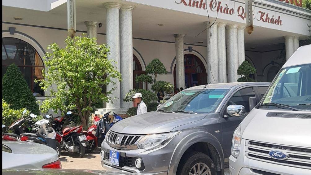 xe bien xanh di an tiec anh 2