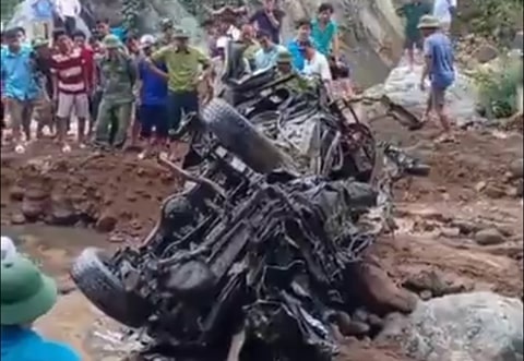 Tim thay oto cho 2 si quan bien phong bi lu cuon hon mot nam truoc hinh anh